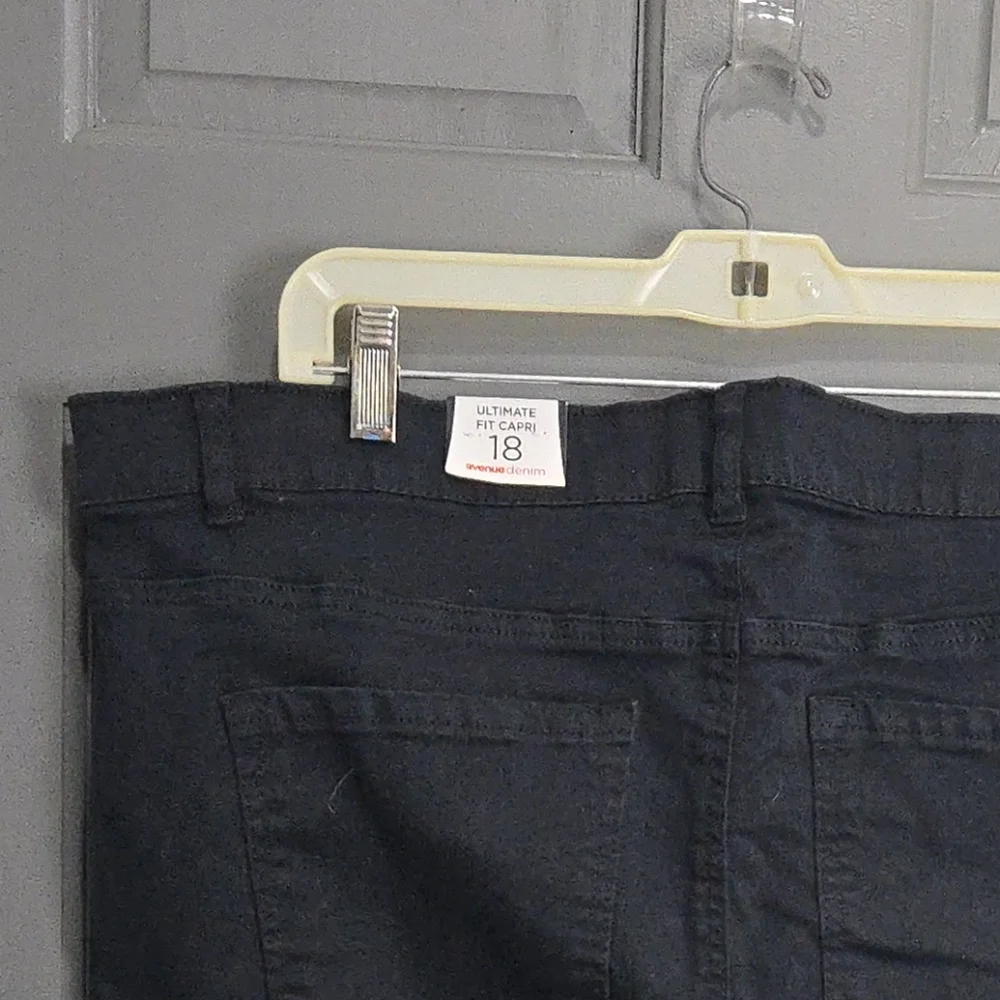 Avenue Black Capris Size 18